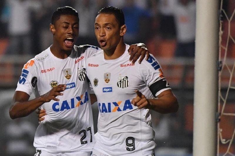 Santos sofre para derrotar Santa Fe no Pacaembu e se aproxima de classifica&ccedil;&atilde;o