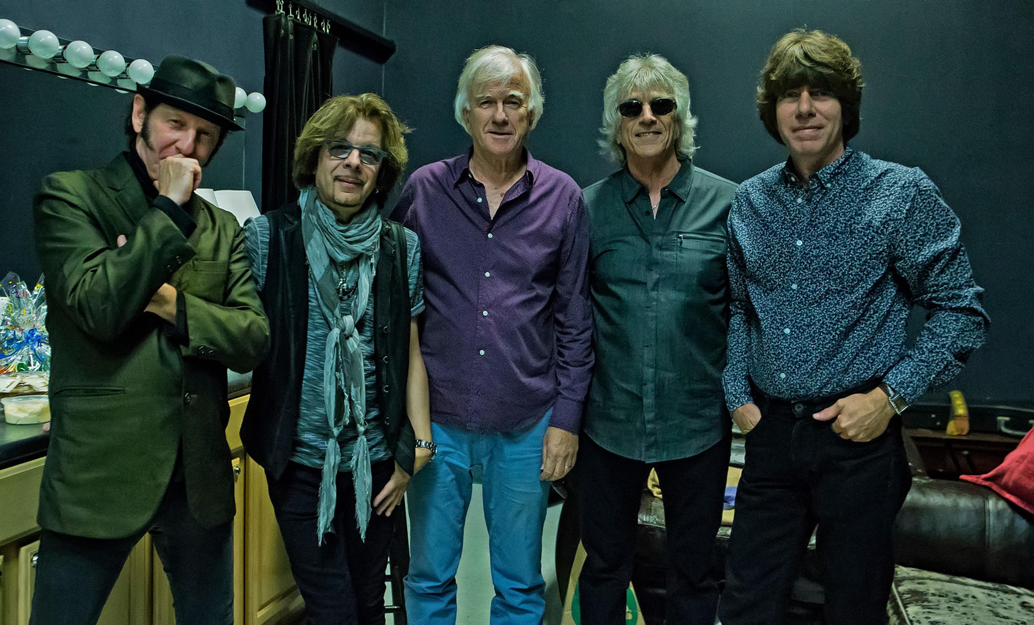 Can&ccedil;&otilde;es que foram tocadas &agrave; exaust&atilde;o nos anos 80 e 90 ecoar&atilde;o hoje em show no Ara&uacute;jo Vianna