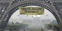 Faixa contra a Frente Nacional é pendurada na Torre Eiffel