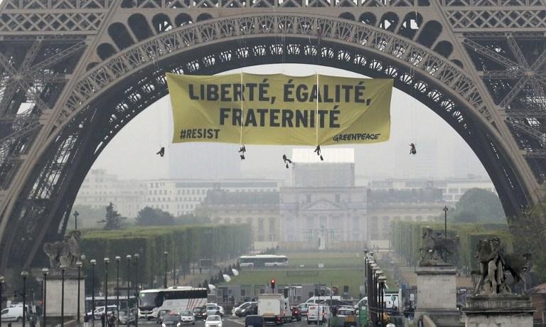 Faixa contra a Frente Nacional &eacute; pendurada na Torre Eiffel