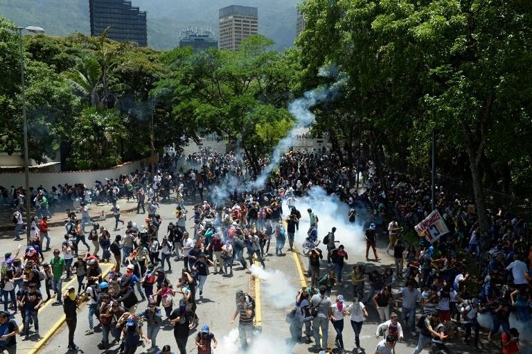 Sobe para 36 n&uacute;mero de mortos nos protestos na Venezuela