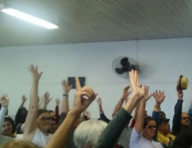 Municip&aacute;rios decidiram em assembleia nesta sexta-feira pelo fim da greve