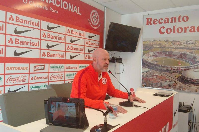 Zago dever&aacute; improvisar Ernando na lateral contra o Novo Hamburgo