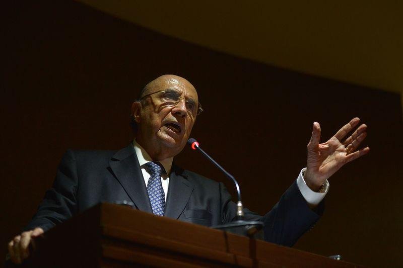 Henrique Meirelles comunicou negocia&ccedil;&atilde;o de reservas do Brasil para reduzir o d&eacute;ficit p&uacute;blico