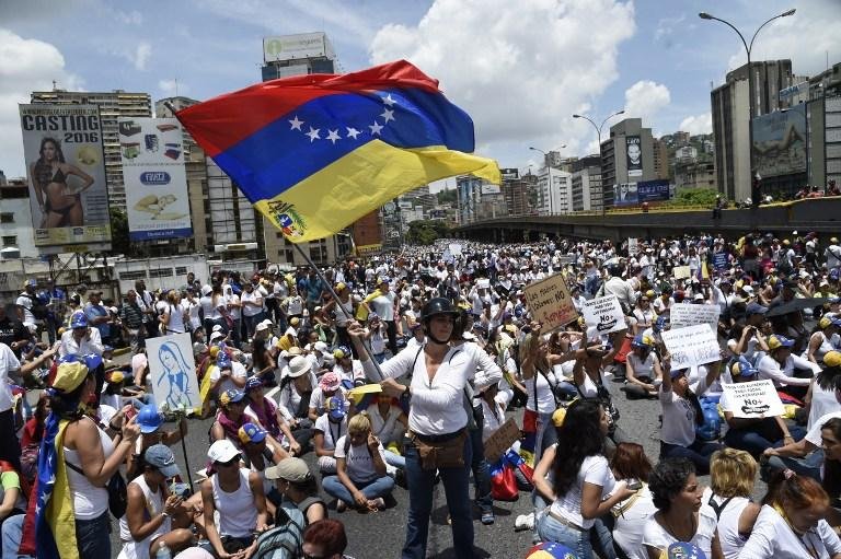 Mulheres marcharam at&eacute; a sede do minist&eacute;rio do Interior e da Justi&ccedil;a, no centro de Caracas