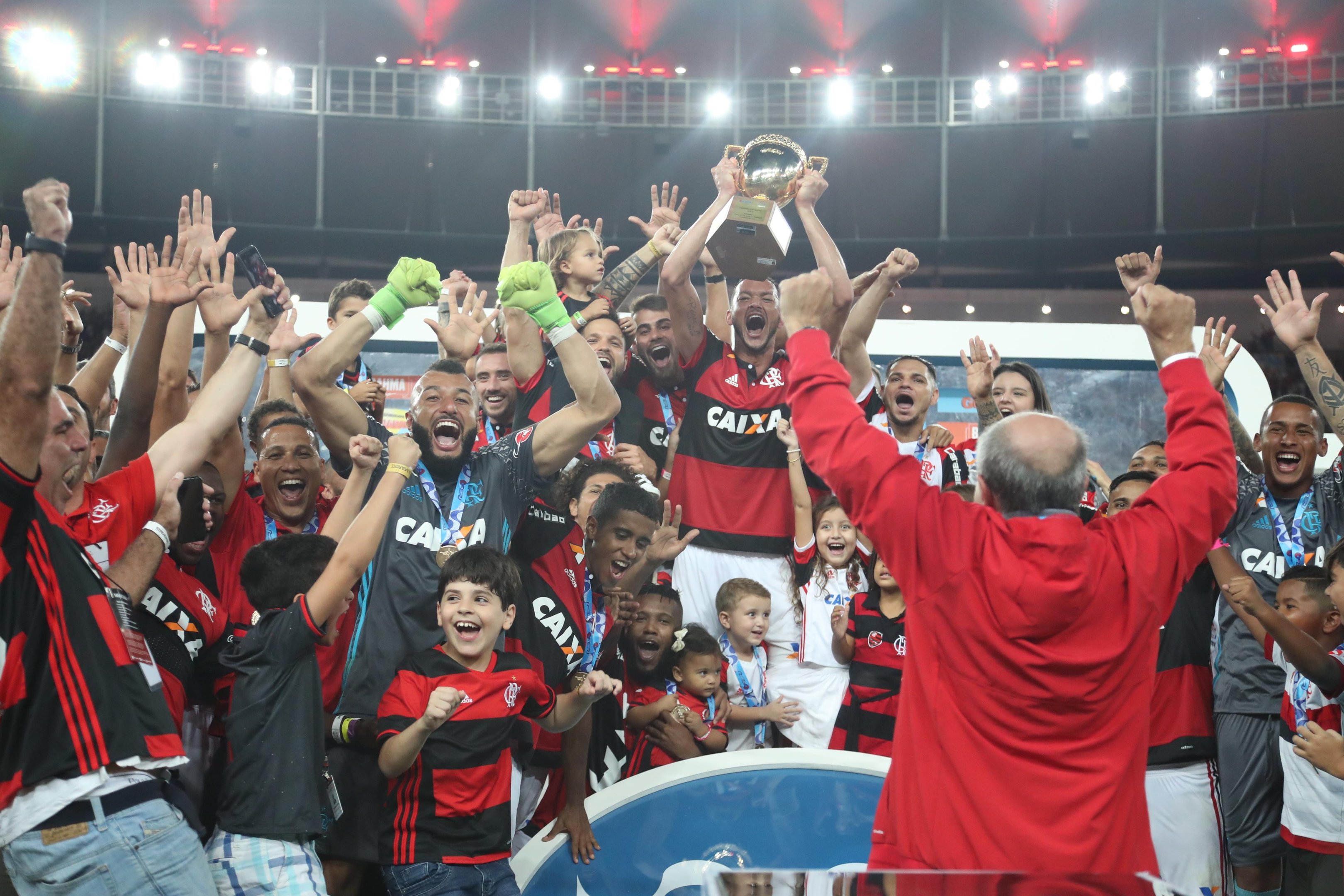 Vit&oacute;ria por 2 a 1 contou com gols de Guerrero e Rodinei, enquanto Henrique Dourado marcou pelo tricolor