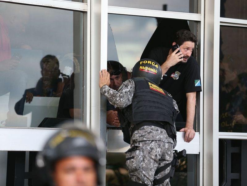 Em ato contra reforma, agentes penitenci&aacute;rios invadiram pr&eacute;dio