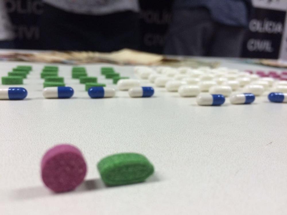 Pol&iacute;cia prende tr&ecirc;s homens por tr&aacute;fico de drogas em festa rave em Port&atilde;o