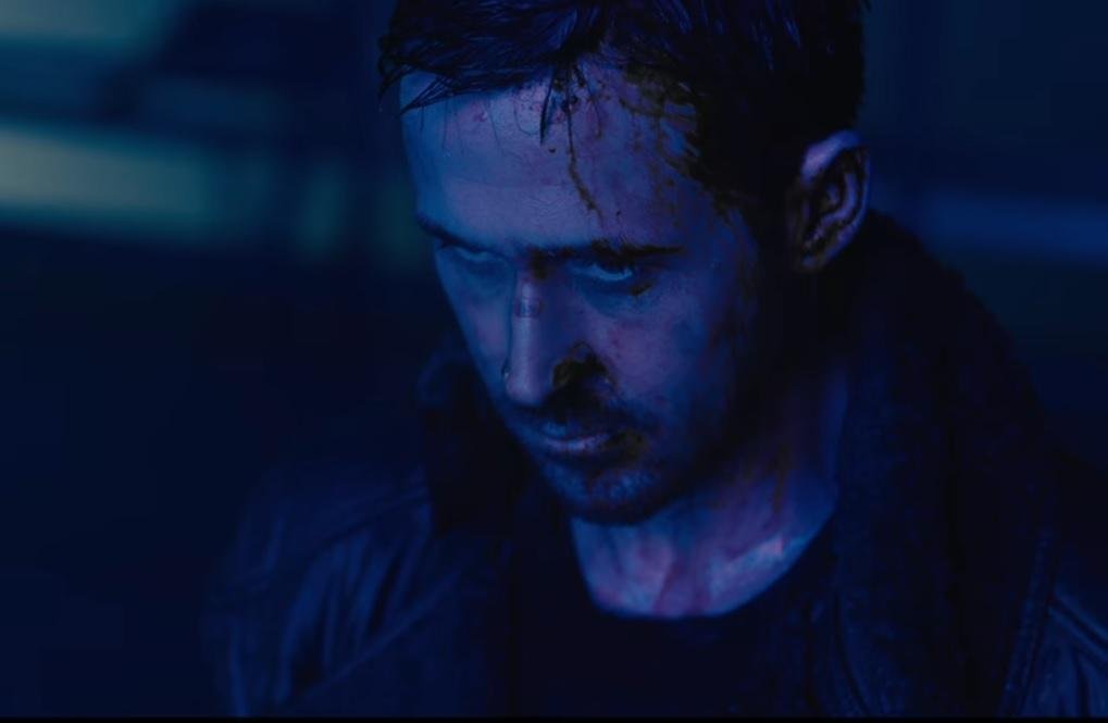 Ryan Gosling vive um policial de Los Angeles que investiga conspira&ccedil;&atilde;o que pode resultar no fim da ra&ccedil;a humana