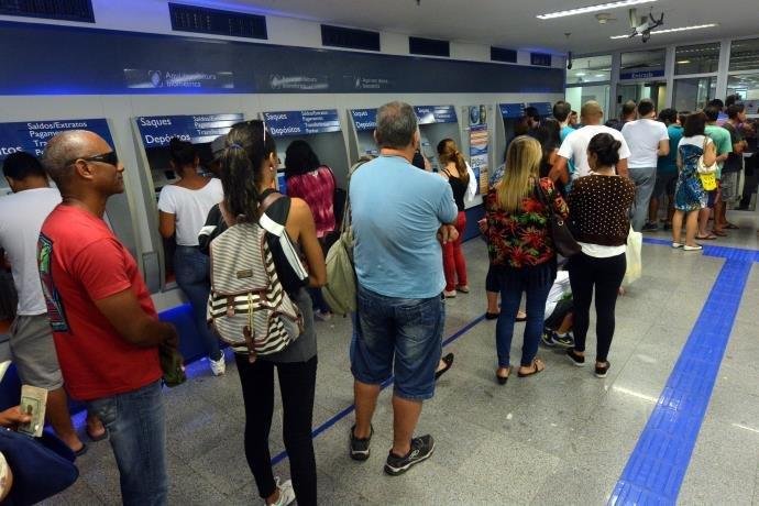 Trabalhadores j&aacute; sacaram mais de R$ 16 bilh&otilde;es de contas inativas do FGTS