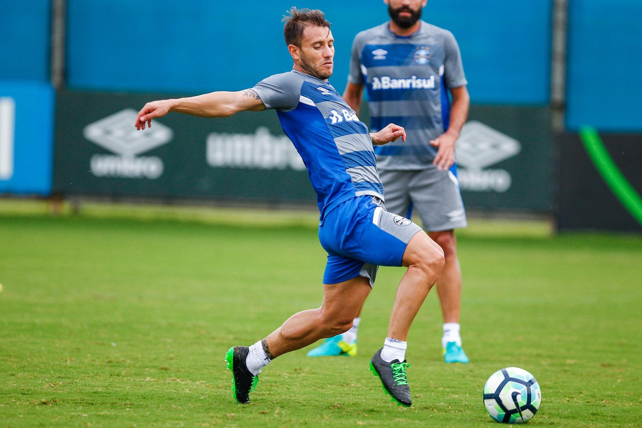 Gast&oacute;n Fern&aacute;ndez voltou a treinar com o elenco nesta segunda-feira