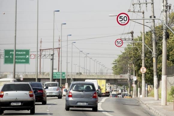 Organiza&ccedil;&atilde;o promove campanha para S&atilde;o Paulo voltar ao limite de 50 km/h em vias urbanas