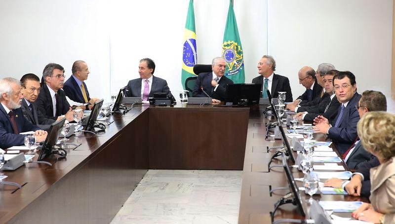 Temer se re&uacute;ne com senadores do PMDB