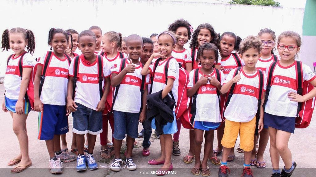 Cerca de 18 mil alunos da rede p&uacute;blica foram beneficiados com o utens&iacute;lio escolar
