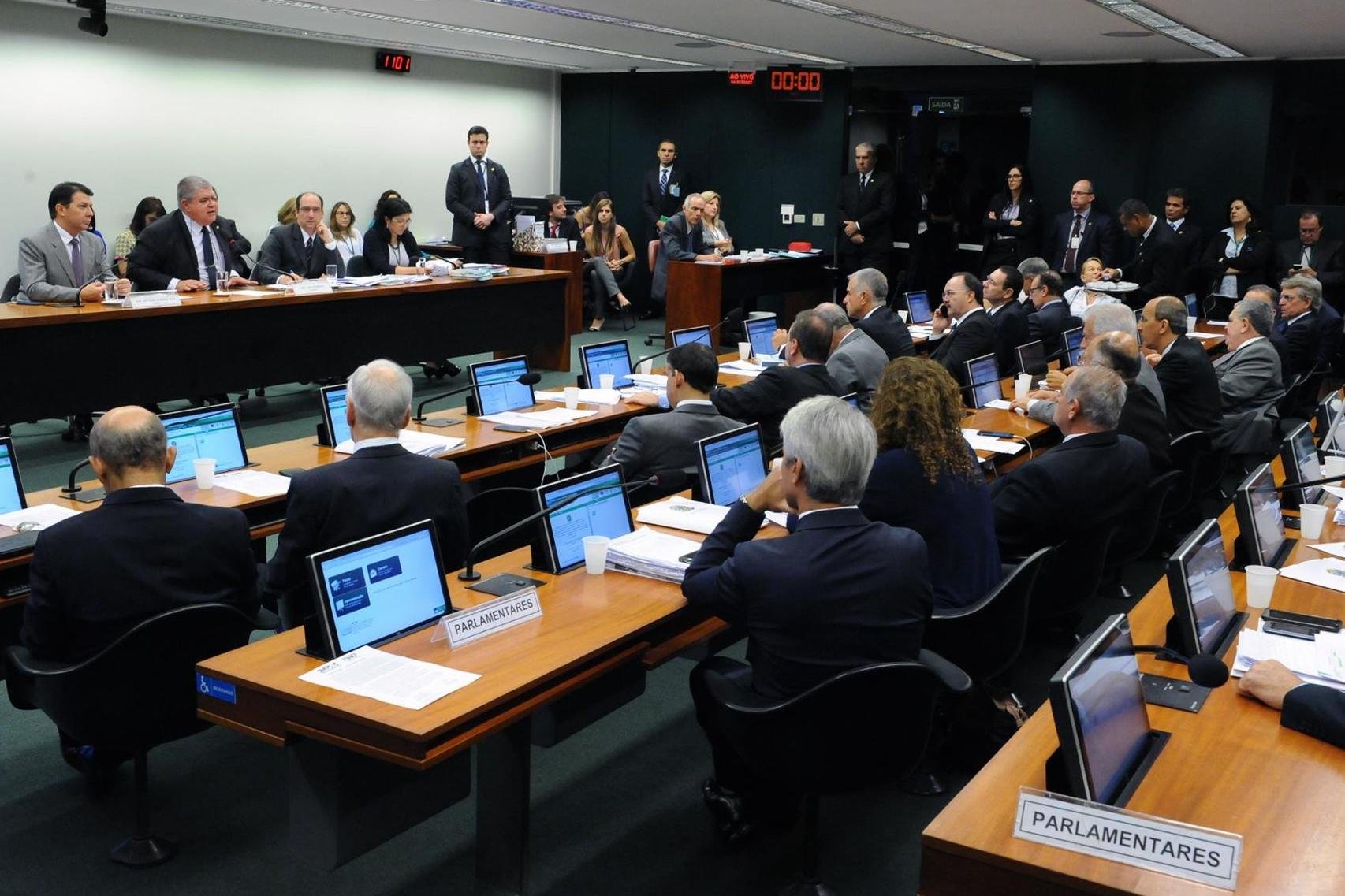 Comiss&atilde;o especial mant&eacute;m a nova forma de c&aacute;lculo das aposentadorias