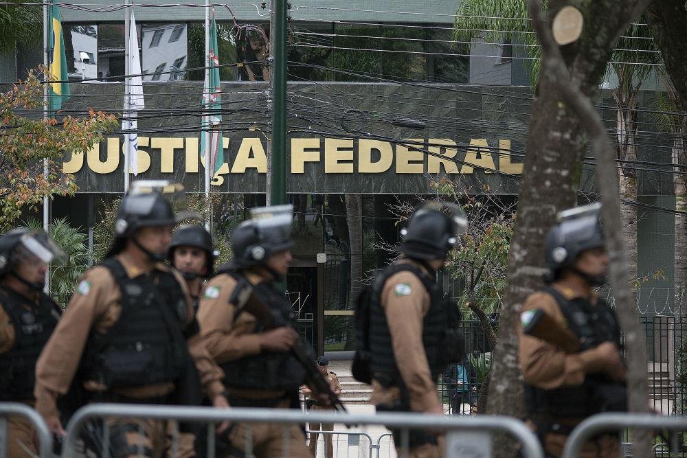 Batalh&atilde;o de choque cerca o pr&eacute;dio da Justi&ccedil;a Federal na pra&ccedil;a Pedro Alexandre Brotto