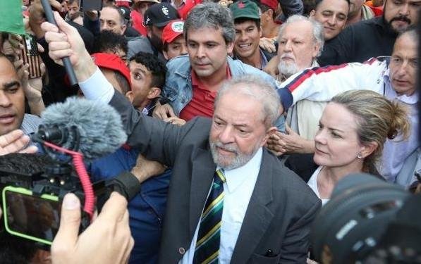 Lula teve que ser escoltado e recebeu carinho e palavras de incentivo