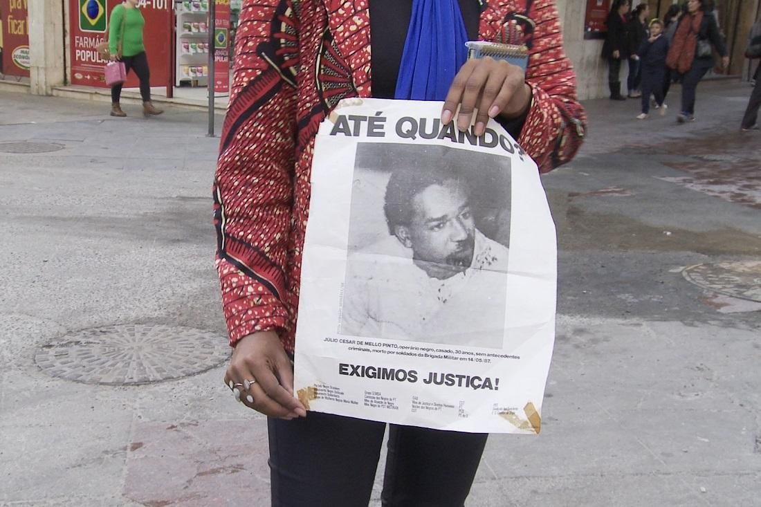 Al&eacute;m do caso que d&aacute; nome ao filme, produ&ccedil;&atilde;o discute ainda mortes de pessoas negras pela pol&iacute;cia
