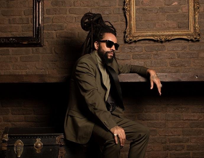 Artista canta novos e antigos sucessos em show na Capital