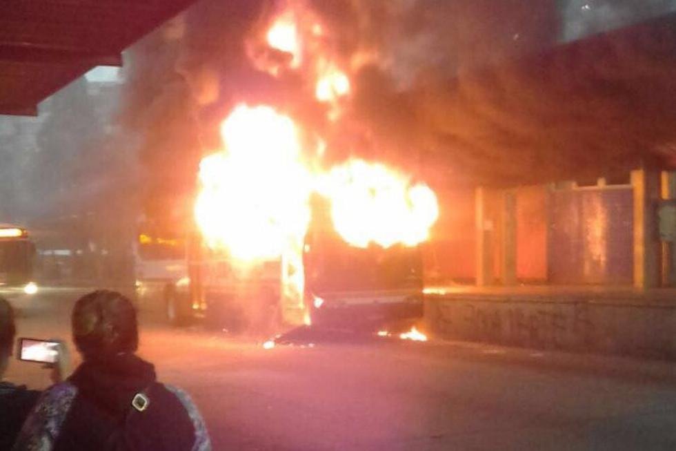 &Ocirc;nibus foi incendiado no Terminal Parob&eacute;