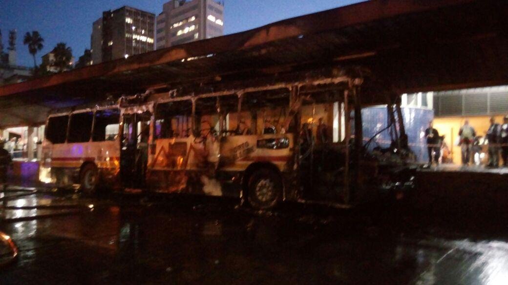 &Ocirc;nibus foi incendiado por um criminoso no in&iacute;cio da noite desta quarta-feira no terminal Parob&eacute; no Centro