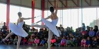 Bailarinos russos se apresentaram para comunidade no bairro Bom Jesus