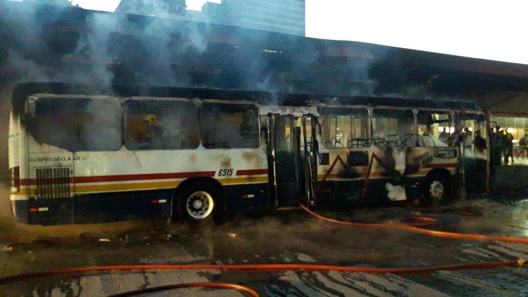 Chamas iniciaram &agrave;s 17h45min na linha 731-Parque dos Maias, no Terminal Parob&eacute;