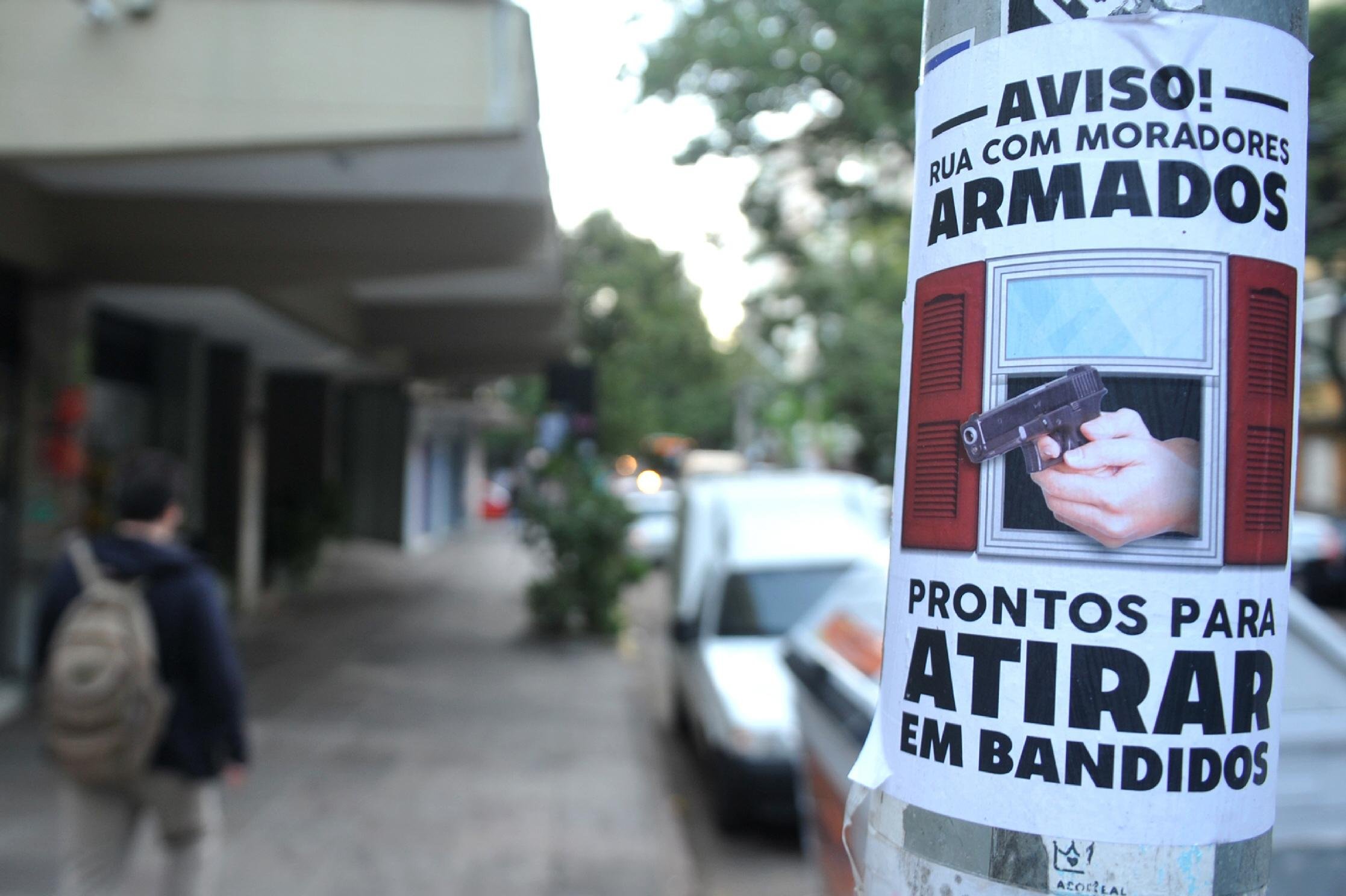 Imagem de uma arma gera curiosidade entre moradores da regi&atilde;o