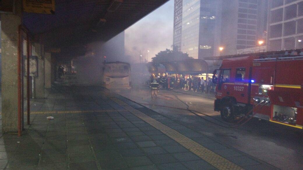 Ap&oacute;s inc&ecirc;ndio, ve&iacute;culos alteraram trajeto devido a limpeza do local