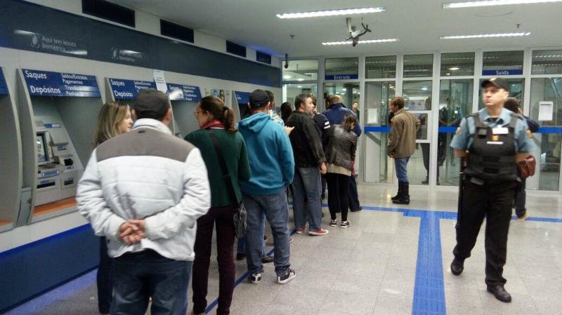Trabalhadores nascidos nos meses de junho, julho e agosto j&aacute; podem resgatar os recursos