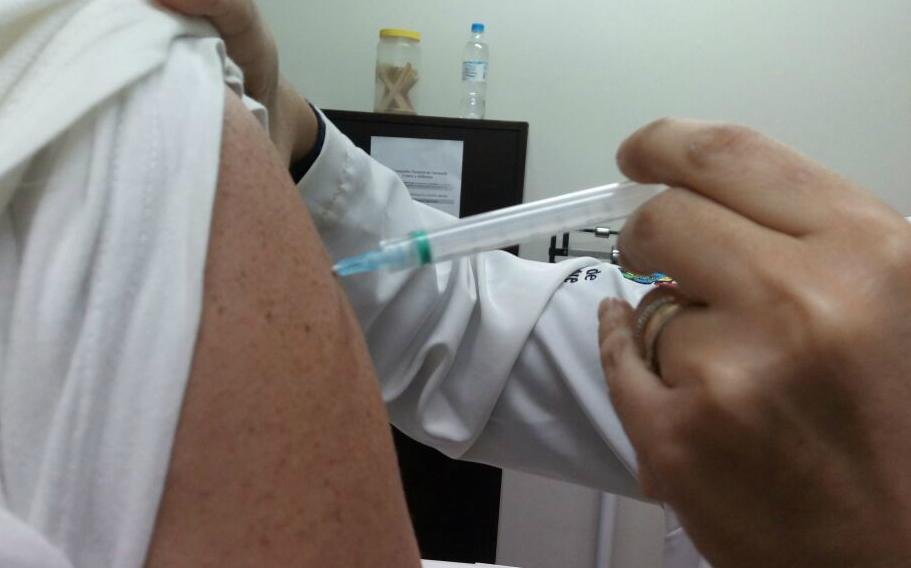 Unidades de sa&uacute;de vacinam contra gripe no Dia D