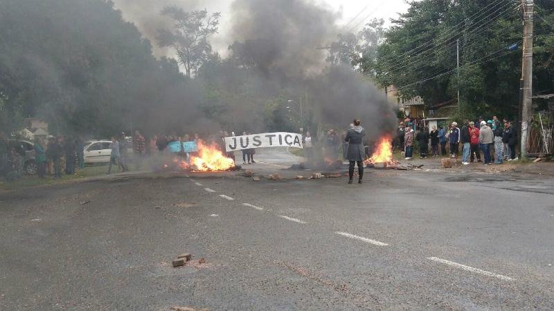 Queima de pneus interrompe via em Porto Alegre