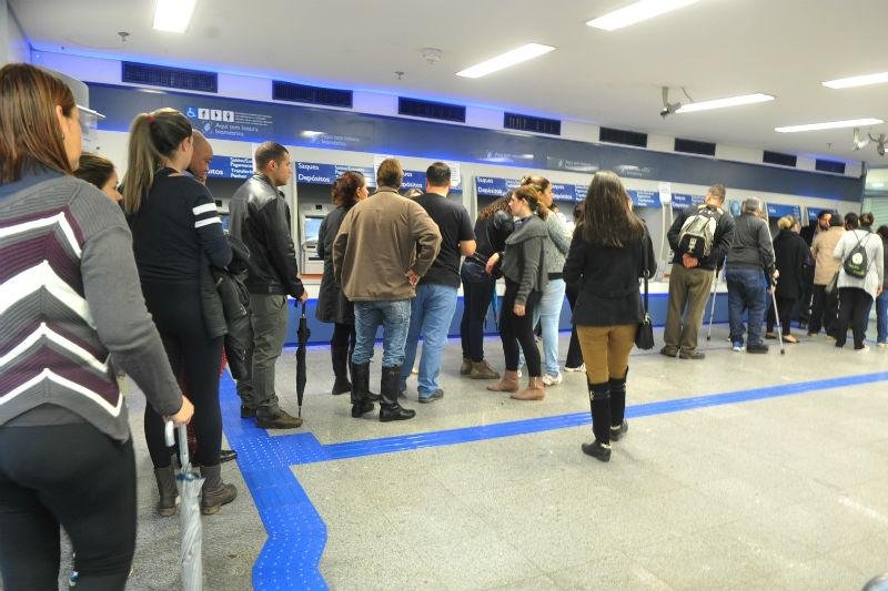 Ag&ecirc;ncias da CEF ampliar&atilde;o atendimento para saques do FGTS