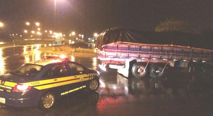 PRF apreende caminh&atilde;o carregado com roupas em Ros&aacute;rio do Sul