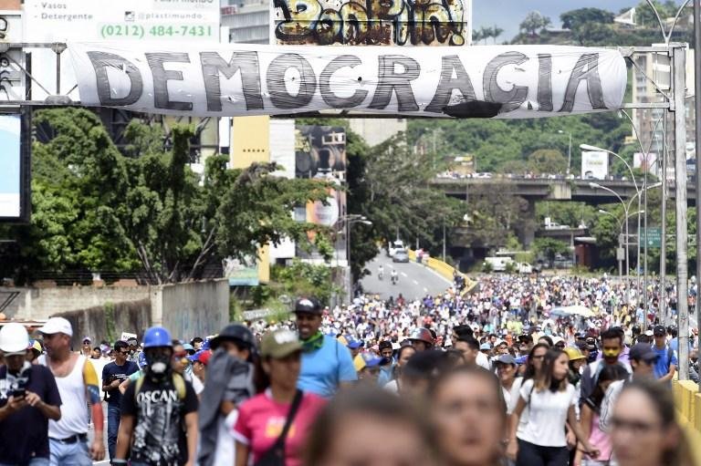 Manifestantes fizeram um minuto de sil&ecirc;ncio pelos mortos nas &uacute;ltimas seis semanas de protestos