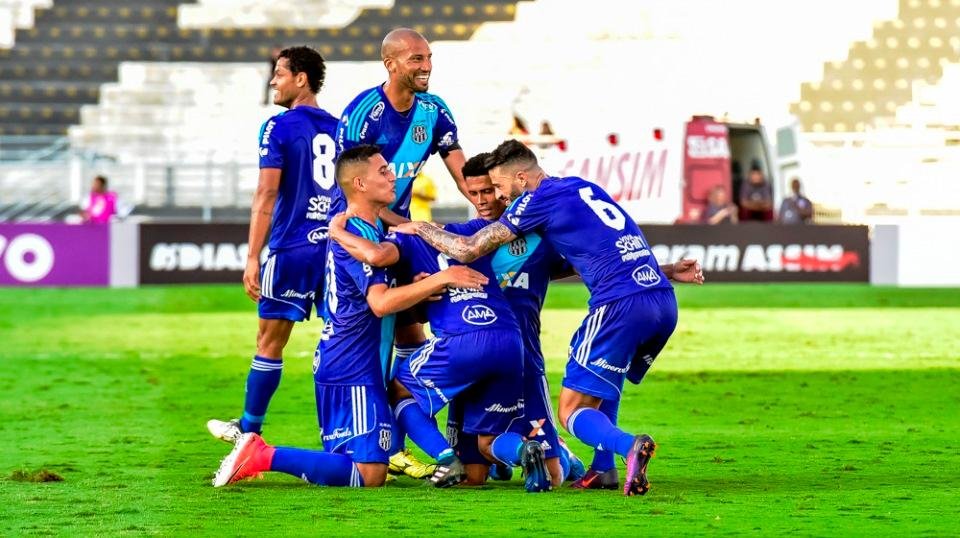 Partida marcou despedida do atacante Clayson que somou dois gols no placar