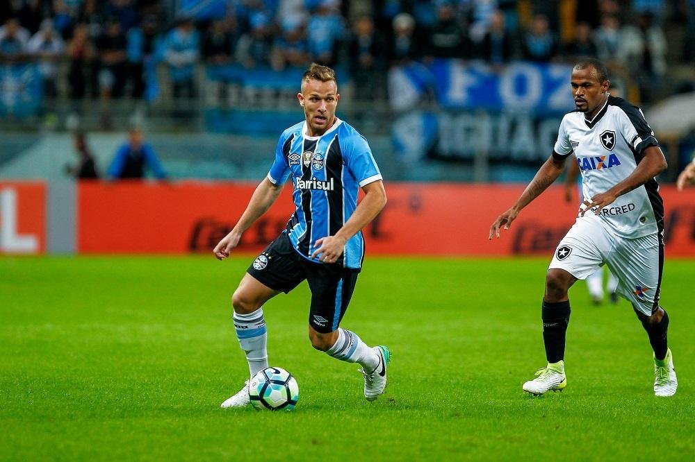 Arthur tem ganhado diversas oportunidades no meio com Renato
