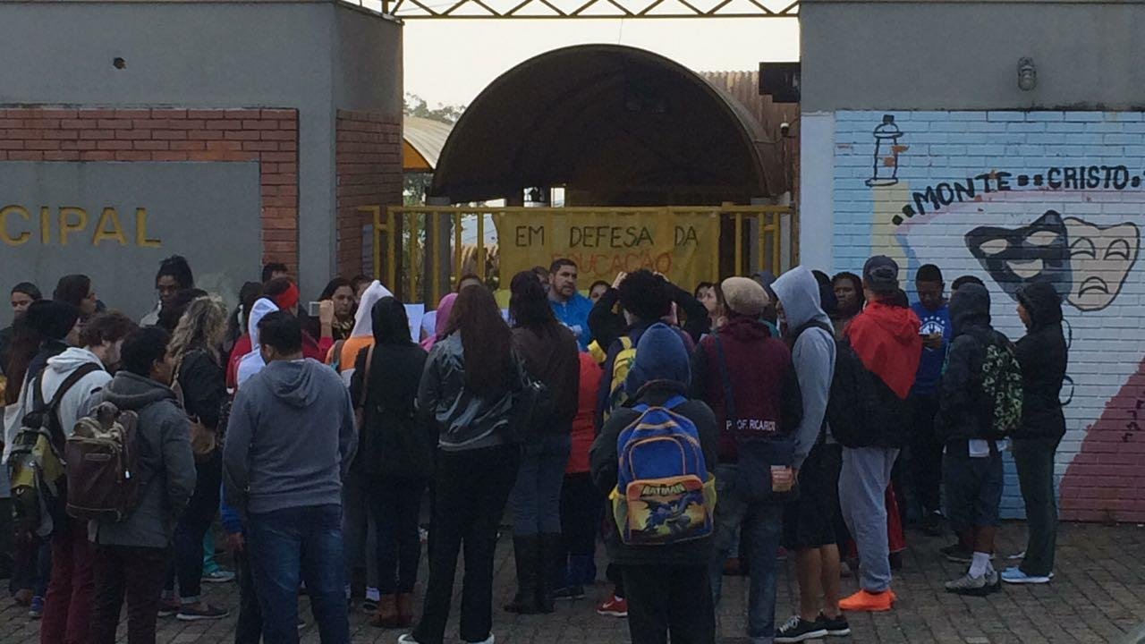 Pais protestaram na manh&atilde; desta segunda-feira em escola de Porto Alegre contra novas leis da Prefeitura
