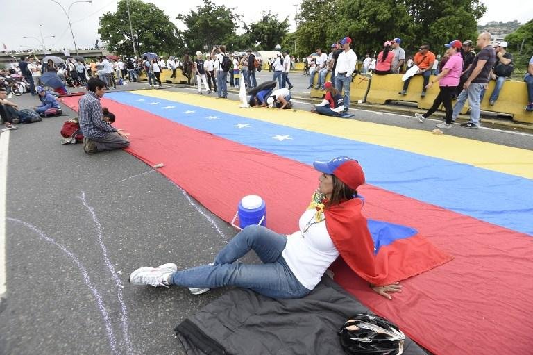 Venezuelanos come&ccedil;aram a bloquear nesta segunda-feira v&aacute;rias avenidas do pa&iacute;s