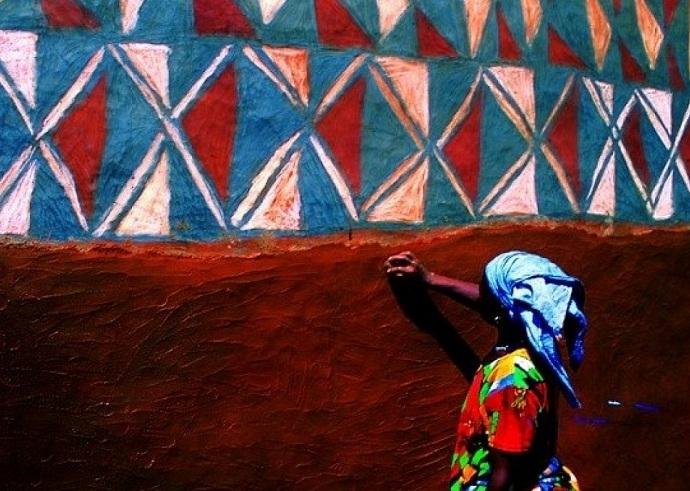 "Rastros, Pegadas de Mulher" explora as pinturas murais das mulheres kassenas de Burkina Faso