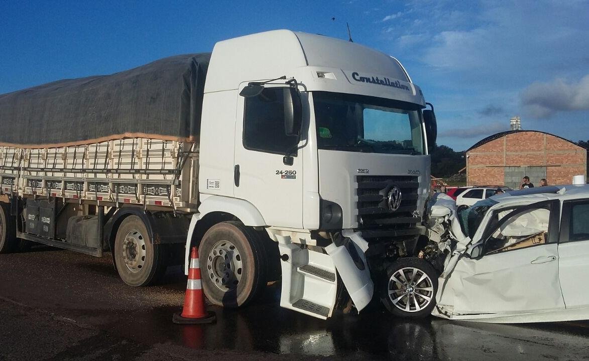 Motorista teria tentado ultrapassagem na BR 116 quando bateu de frente no ve&iacute;culo pesado