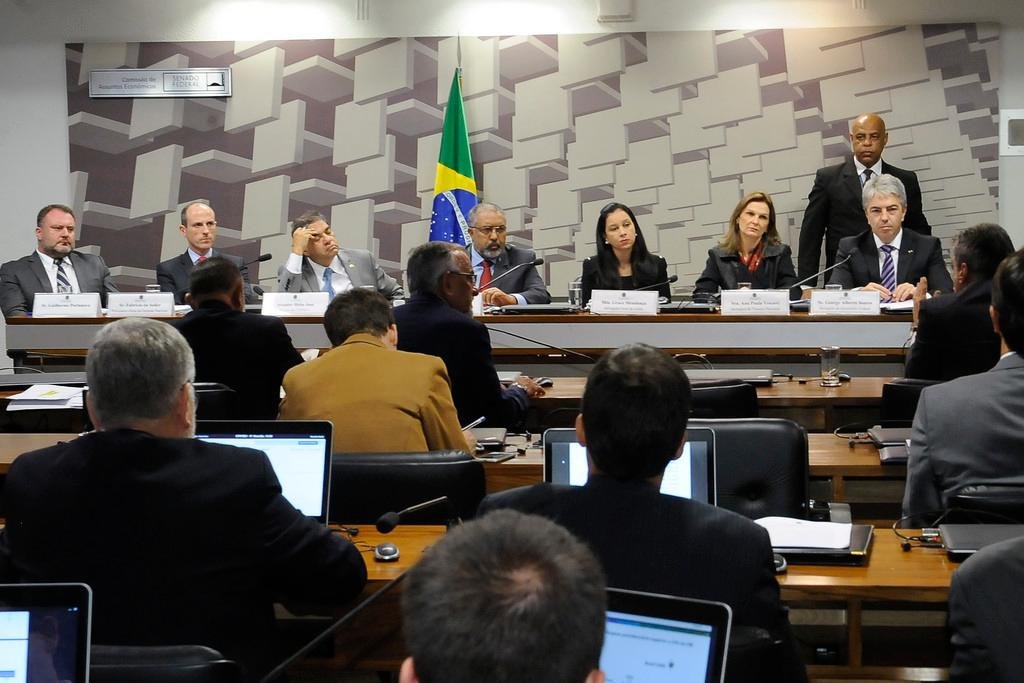 Secret&aacute;rios do governo garantiram d&eacute;ficit, mas especialista previdenci&aacute;rio mostrou soma com super&aacute;vit