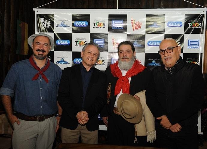 Autoridades e m&uacute;sicos participaram do lan&ccedil;amento, em Porto Alegre
