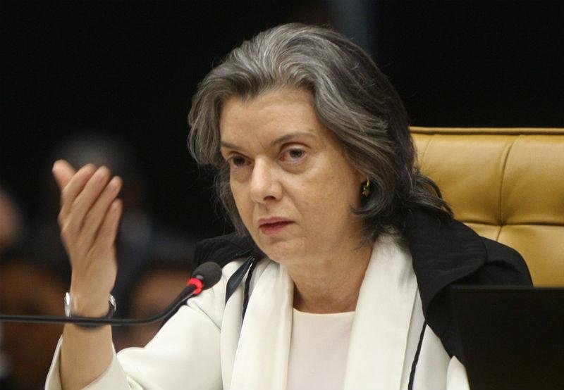 C&aacute;rmen L&uacute;cia sugere enterrar Brasil do "sabe com quem voc&ecirc; est&aacute; falando?"