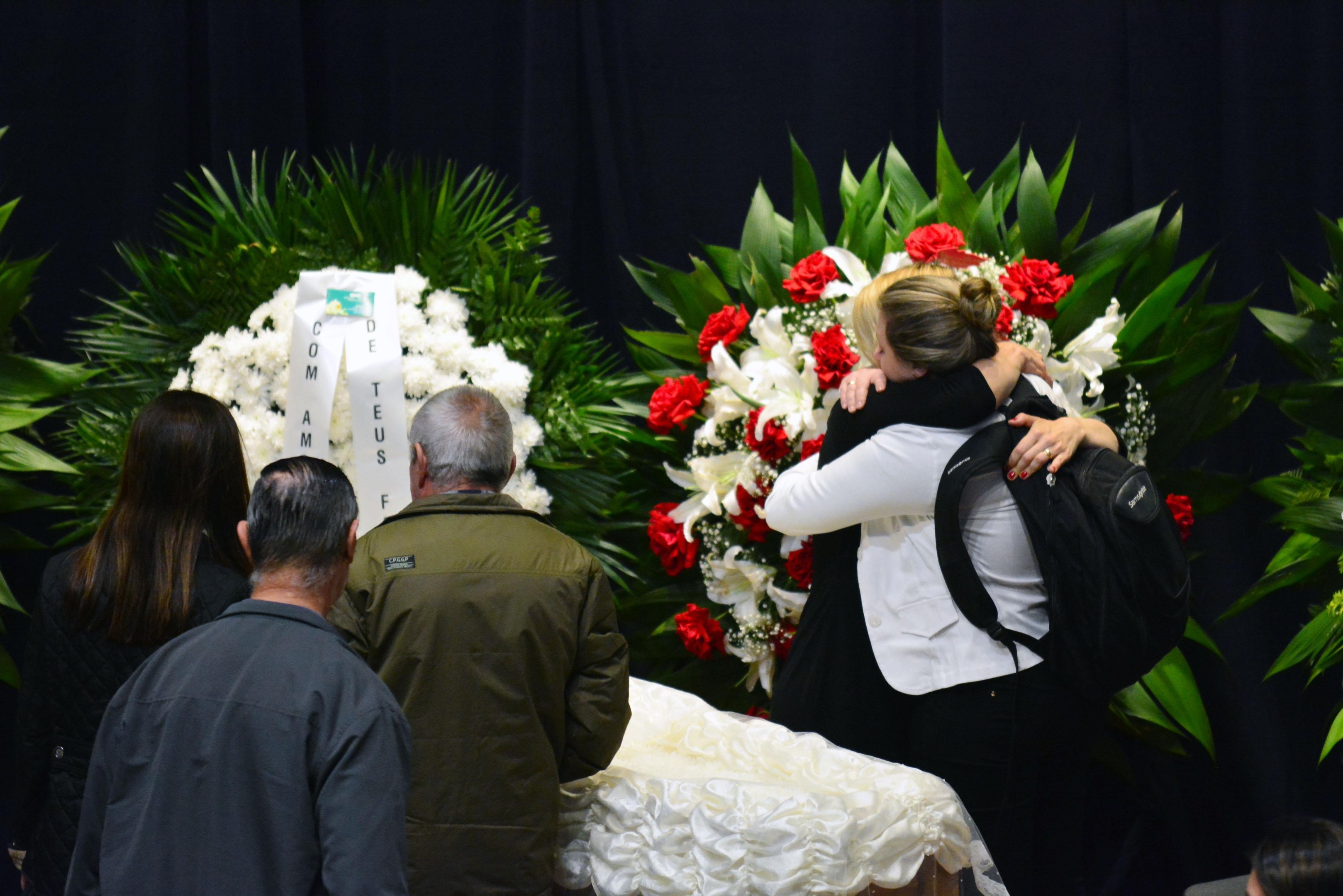 Emo&ccedil;&atilde;o e tristeza marcam despedida de casal de m&eacute;dicos morto em acidente