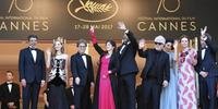 Pedro Almodóvar ao lado dos demais júris do Festival de Cannes