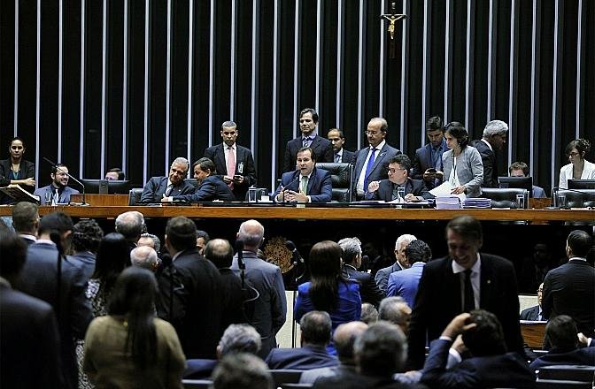 C&acirc;mara encerrou sess&atilde;o &agrave;s pressas ap&oacute;s den&uacute;ncias contra Temer