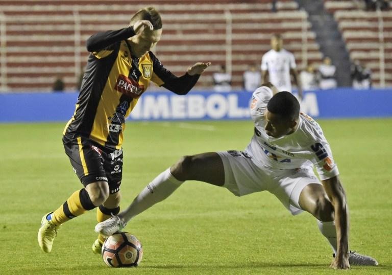 Com um jogador a menos, Santos empata com o The Strongest