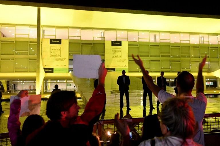 Manifestantes pedem a ren&uacute;ncia de Temer