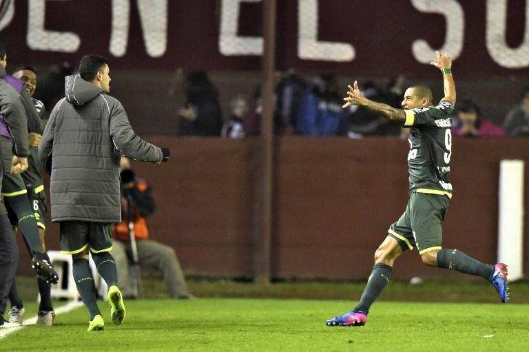 Fora de casa, Chapecoense vence Lan&uacute;s e segue viva na Libertadores
